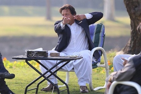 Imran Khan's Action full picture at jahangeer Farm House Lodhran