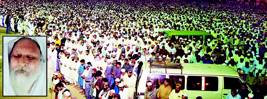 Leader of Majlis Ahrarul Islam Syed Atta ul Momin Bukhari deid in Multan Pic of Namaz i Janaza in Sports Ground on 23 4 2018
